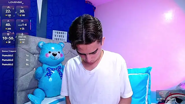 Snapshot of OwenBluee chatting on March 7, 2025, 10:35 am OwenBluee online show from March 7, 2025, 10:35 am