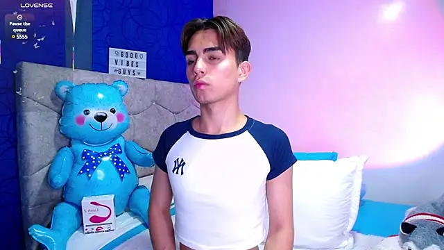 Snapshot of OwenBluee chatting on March 10, 2025, 4:25 pm OwenBluee online show from March 10, 2025, 4:25 pm