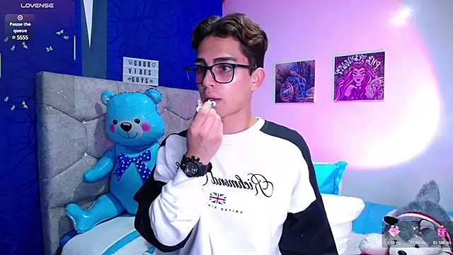 Snapshot of OwenBluee chatting on March 14, 2025, 8:38 pm OwenBluee online show from March 14, 2025, 8:38 pm