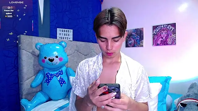 Snapshot of OwenBluee chatting on March 15, 2025, 1:29 pm OwenBluee online show from March 15, 2025, 1:29 pm