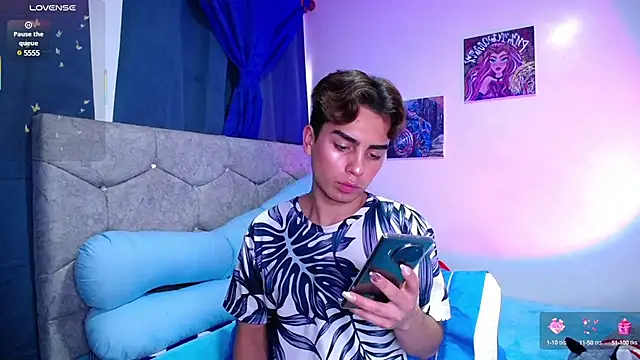 Snapshot of OwenBluee chatting on March 18, 2025, 9:21 pm OwenBluee online show from March 18, 2025, 9:21 pm