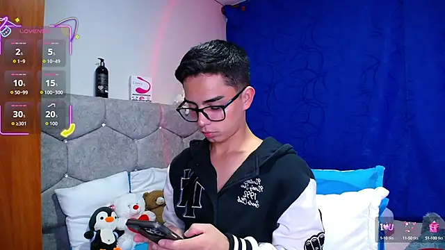 Snapshot of OwenBluee chatting on September 14, 2025, 9:25 pm OwenBluee online show from September 14, 2025, 9:25 pm