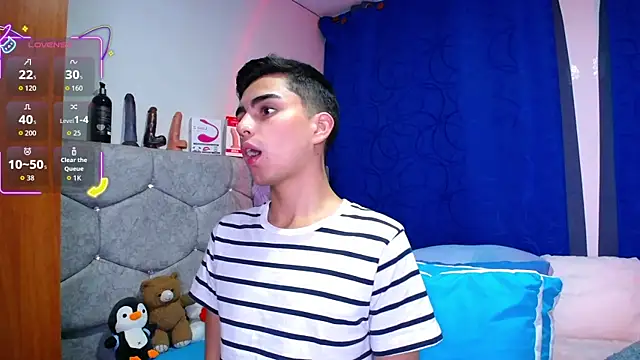 Snapshot of OwenBluee chatting on September 15, 2025, 10:32 pm OwenBluee online show from September 15, 2025, 10:32 pm