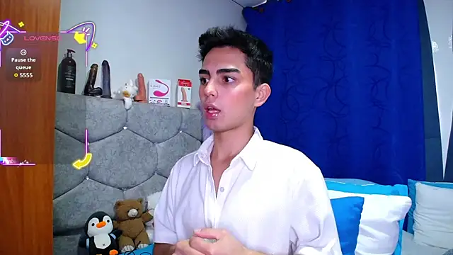 Snapshot of OwenBluee chatting on September 30, 2025, 7:30 pm OwenBluee online show from September 30, 2025, 7:30 pm