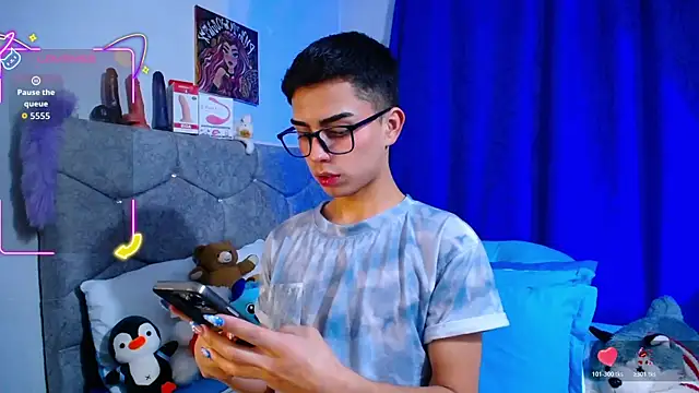 Snapshot of OwenBluee chatting on October 24, 2025, 6:32 am OwenBluee online show from October 24, 2025, 6:32 am