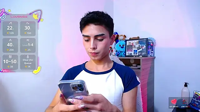 Snapshot of OwenBluee chatting on November 17, 2025, 5:52 pm OwenBluee online show from November 17, 2025, 5:52 pm