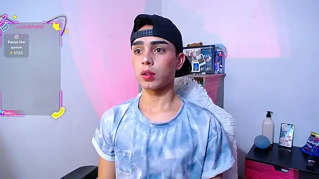 Snapshot of OwenBluee chatting on November 18, 2025, 11:03 am OwenBluee online show from November 18, 2025, 11:03 am