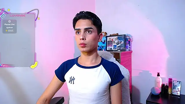 Snapshot of OwenBluee chatting on November 22, 2025, 5:39 am OwenBluee online show from November 22, 2025, 5:39 am