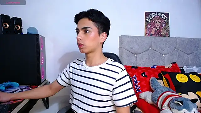 Snapshot of OwenBluee chatting on December 2, 2025, 6:30 am OwenBluee online show from December 2, 2025, 6:30 am