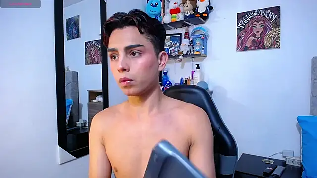 Snapshot of OwenBluee chatting on February 8, 2026, 5:27 pm OwenBluee online show from February 8, 2026, 5:27 pm