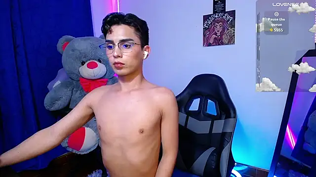 OwenBluee online show from June 14, 2026, 5:20 am