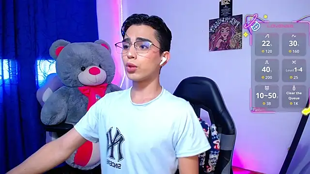OwenBluee online show from June 24, 2026, 12:26 pm