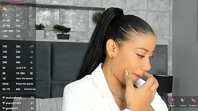 Salome Diaz  online show from February 27, 2025, 1:28 pm