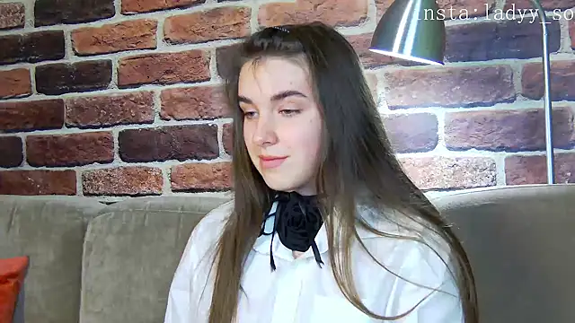 Sofia Hugs online show from November 13, 2025, 9:25 pm