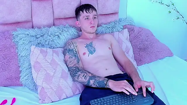 Snapshot of Dylanwhite23_ chatting on January 28, 2025, 5:00 am Dylanwhite23 online show from January 28, 2025, 5:00 am