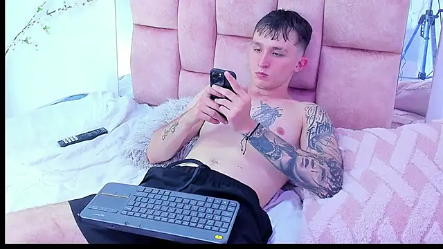 Snapshot of Dylanwhite23_ chatting on February 13, 2025, 11:58 pm Dylanwhite23 online show from February 13, 2025, 11:58 pm