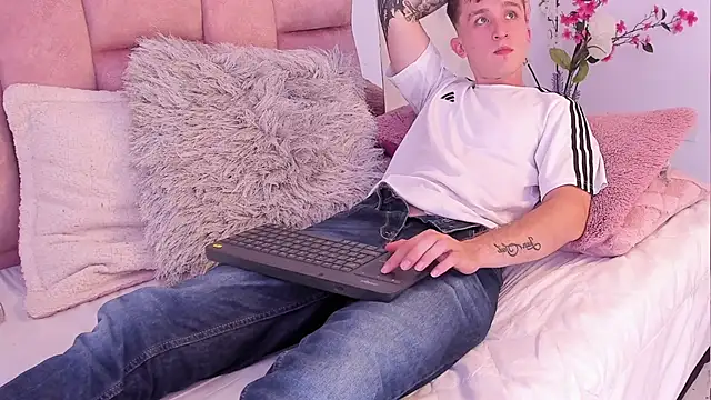 Snapshot of Dylanwhite23_ chatting on February 24, 2025, 2:08 am Dylanwhite23 online show from February 24, 2025, 2:08 am