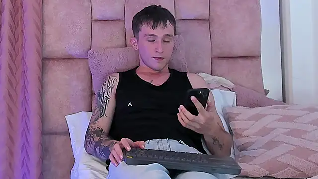 Snapshot of Dylanwhite23_ chatting on March 11, 2025, 4:10 am Dylanwhite23 online show from March 11, 2025, 4:10 am