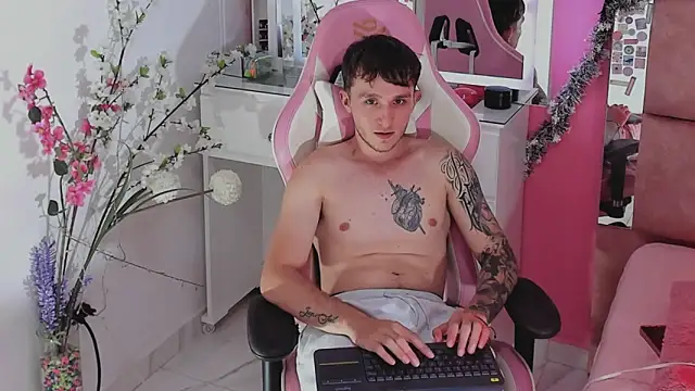 Snapshot of Dylanwhite23_ chatting on December 18, 2025, 3:12 am Dylanwhite23 online show from December 18, 2025, 3:12 am