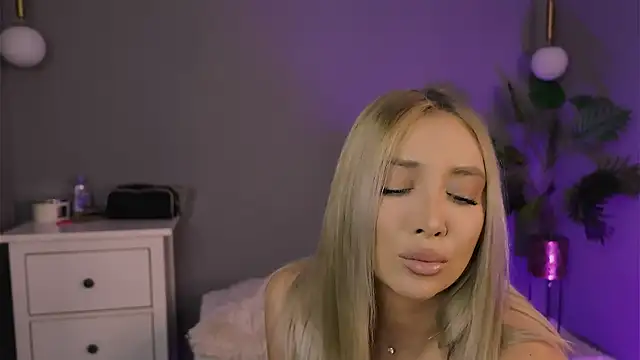 Jessielle online show from June 12, 2026, 4:22 am