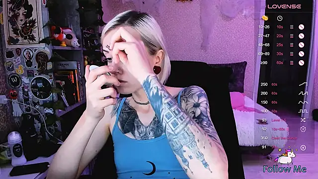 NaniMoore online show from October 21, 2025, 9:43 am