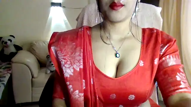 Snapshot of Queenhimanshi chatting on April 4, 2026, 4:44 am Queenhimanshi online show from April 4, 2026, 4:44 am