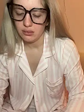 Holly-Glamour online show from February 5, 2026, 5:23 am