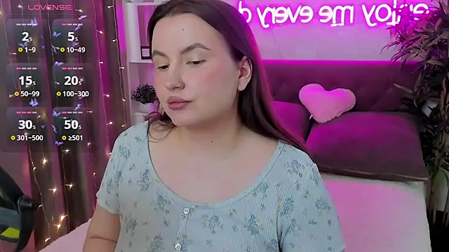 Snapshot of FeralPeach chatting on April 30, 2026, 7:47 am FeralPeach online show from April 30, 2026, 7:47 am