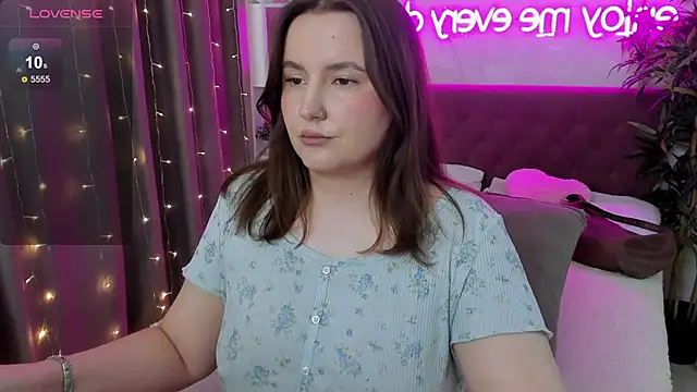 Snapshot of FeralPeach chatting on May 9, 2026, 7:13 am FeralPeach online show from May 9, 2026, 7:13 am