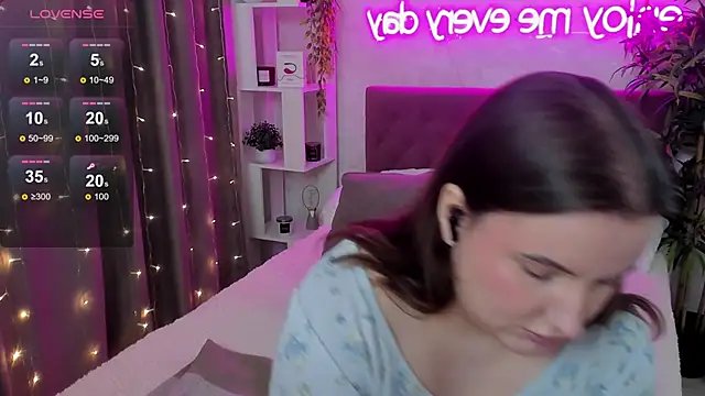 Snapshot of FeralPeach chatting on May 27, 2026, 5:37 am FeralPeach online show from May 27, 2026, 5:37 am