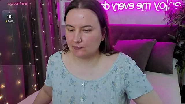Snapshot of FeralPeach chatting on May 28, 2026, 6:32 am FeralPeach online show from May 28, 2026, 6:32 am