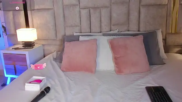 SofiScott  online show from March 18, 2025, 8:59 pm