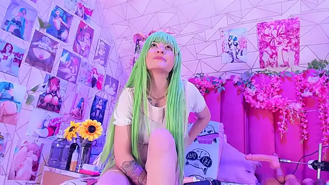 Alicebenett online show from September 29, 2025, 8:13 pm