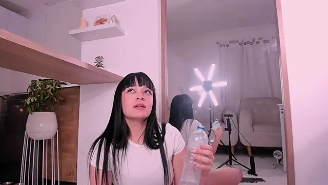 DannaHyde online show from March 17, 2025, 11:32 pm