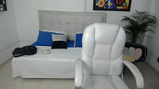 Chiqui milk  online show from February 5, 2025, 7:20 pm