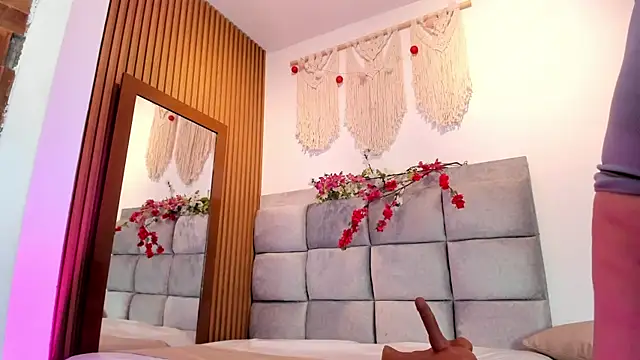 Natasha  Sccott online show from September 29, 2025, 7:51 pm