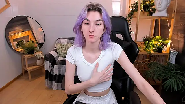 Mia Cheers online show from December 3, 2025, 1:53 pm