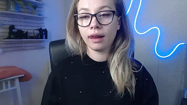 holly xglam online show from December 18, 2024, 10:40 am