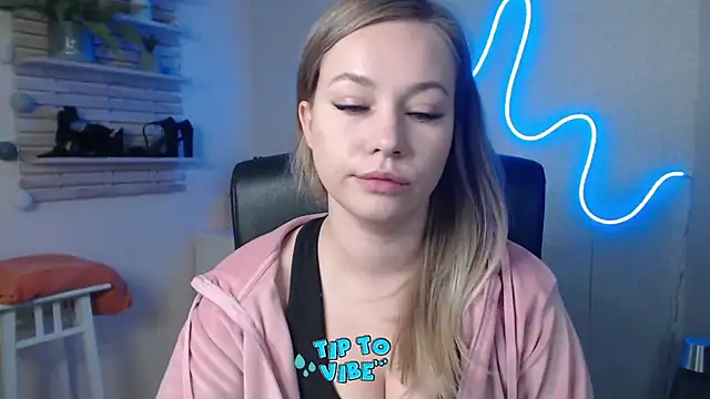 holly xglam online show from December 19, 2024, 8:23 pm