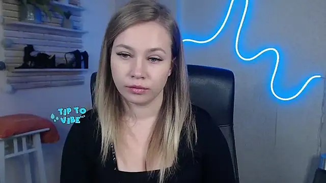 holly xglam online show from December 23, 2024, 10:21 am