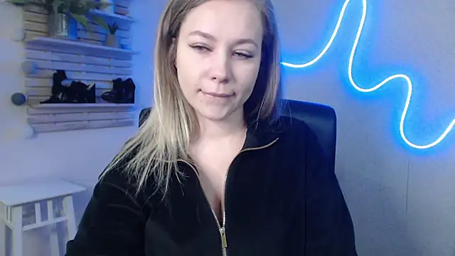 holly xglam online show from January 8, 2025, 4:23 am