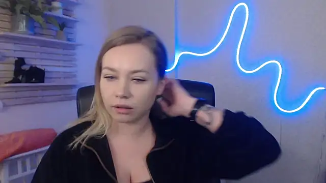 holly xglam online show from January 17, 2025, 9:39 am