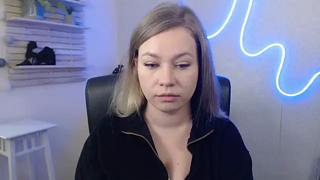 holly xglam online show from January 24, 2025, 9:28 am