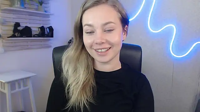 holly xglam online show from January 28, 2025, 10:56 am