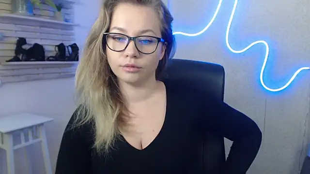 holly xglam online show from January 29, 2025, 5:40 am