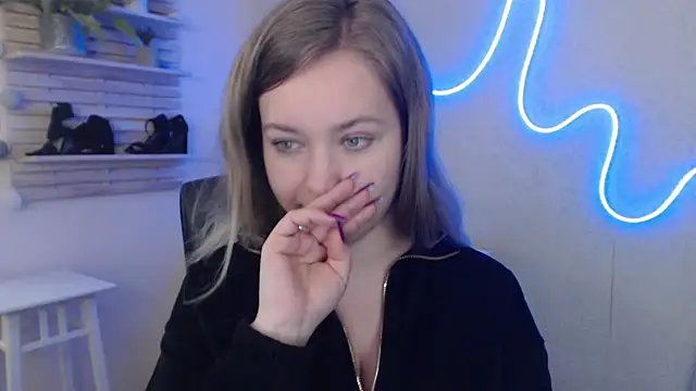 holly xglam online show from February 5, 2025, 9:15 am