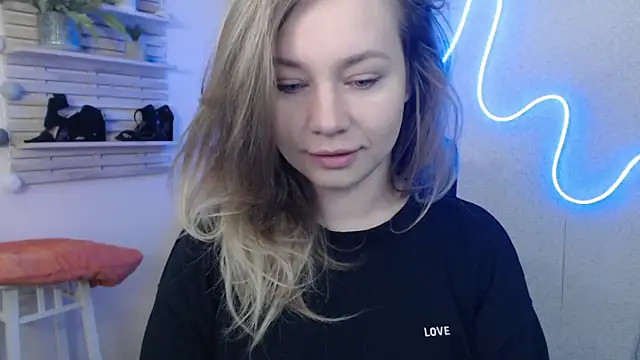 holly xglam online show from February 6, 2025, 1:16 am