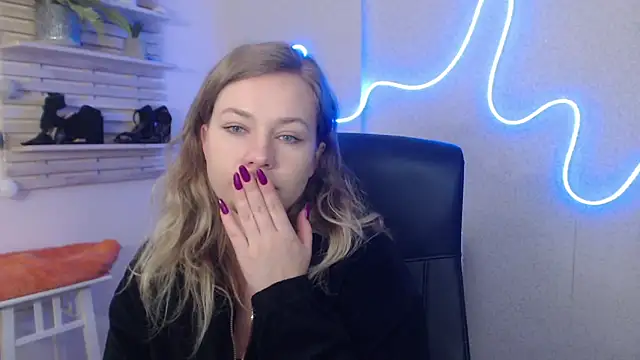 holly xglam online show from February 7, 2025, 4:27 am