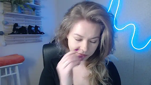 holly xglam online show from February 18, 2025, 8:05 am