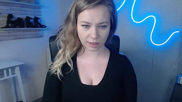 holly xglam online show from February 19, 2025, 7:28 am